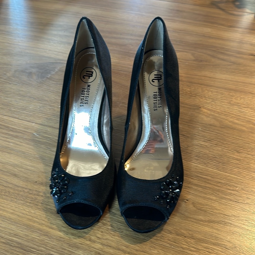 Mootsies Tootsies size 10 satin black shoes.